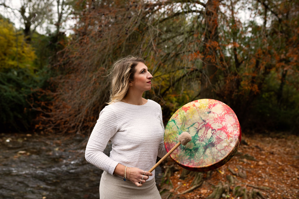 femme avec tambour dans la nature
